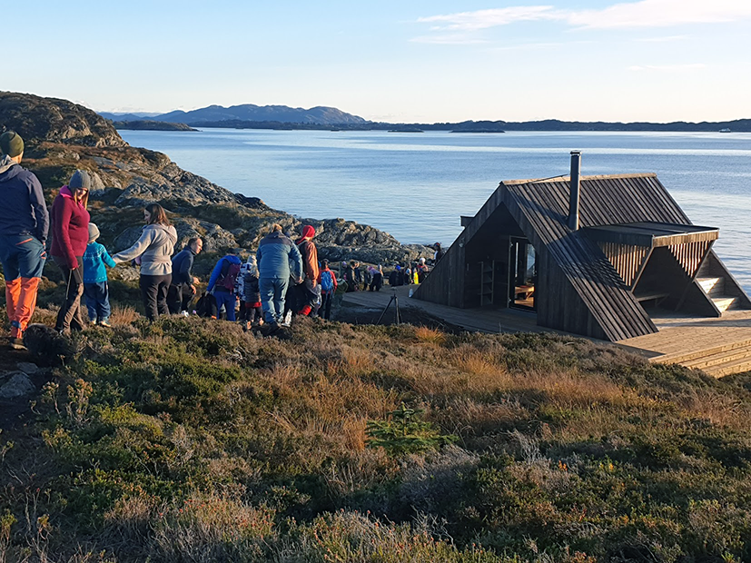 Sjøbua - dagsturhytta på Byngja i Alver kommune. Foto: Sigrid Furnes/Bibliotekutvikling Vestland fylkeskommune