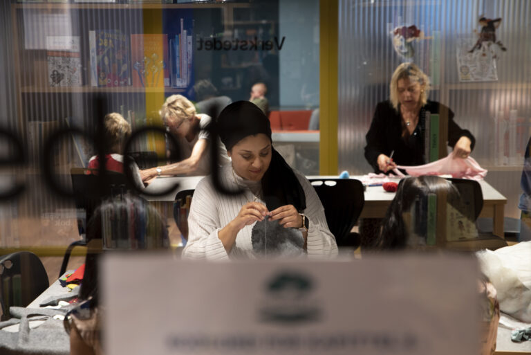 Oversiktsbilde av personer i verksted ved Deichman bibliotek. Foto: Kari Margrethe Sabro