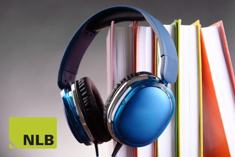 Blå hodetelefoner og bøker med NLB-logo