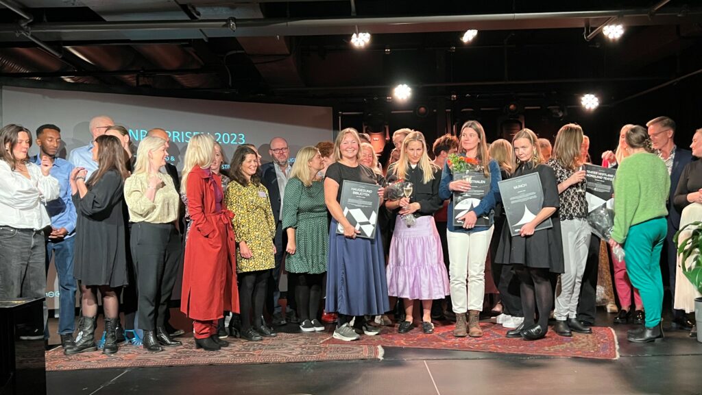 Alle vinnerne av NPU-prisen 2024. Bibliotekleder ved Haugesund bibliotek Siri Vikse i midten. Foto: Britt Ellingsdalen 