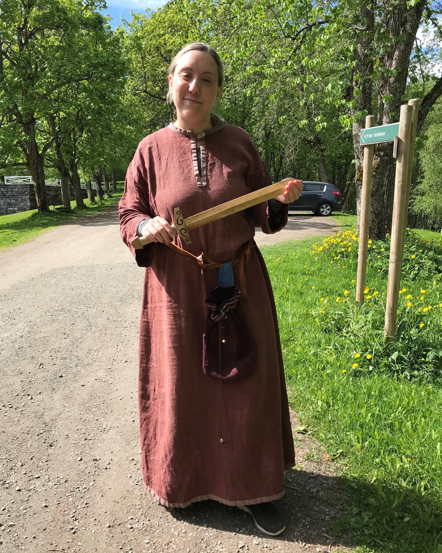 Arrangør fra Egge Museum i rollen som vikingkvinnen Sigrid fra Egge. Foto: Steinkjer bibliotek