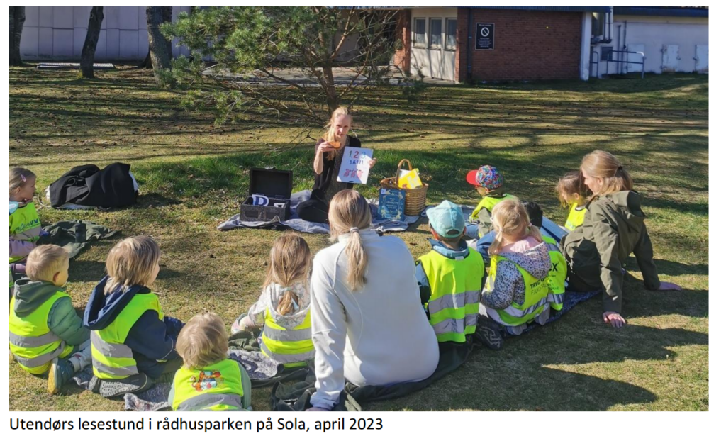 Utendørs lesestund for barn i Sola. Foto: Sola folkebibliotek