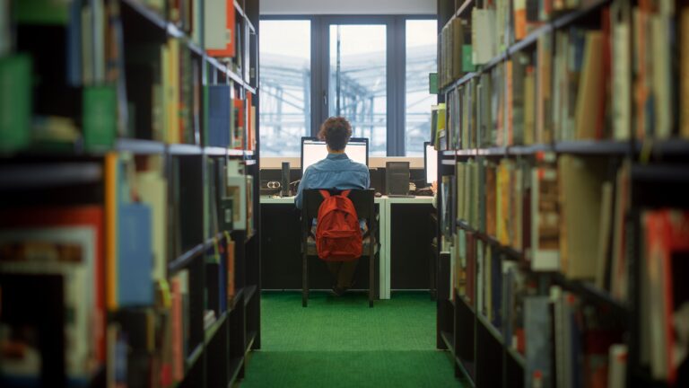 Student på et fagbibliotek. Foto: Shutterstock
