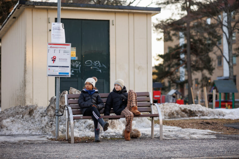 To barn venter på bussen