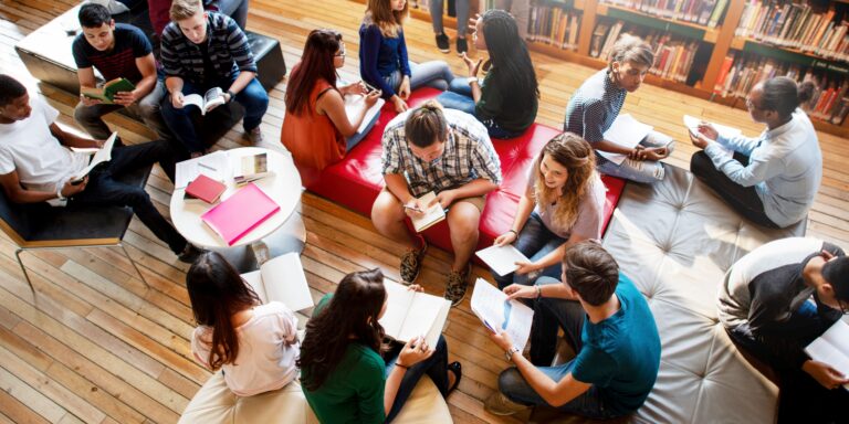 Unge lesende og aktive mennesker på et bibliotek