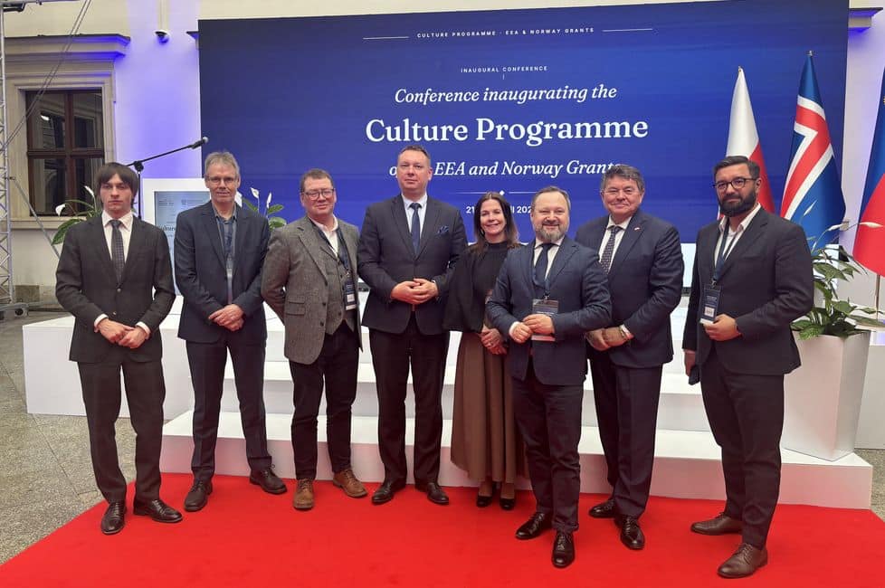 fra venstre: Kajetan Chlipalski (Nasjonalbiblioteket Polen), Arne Gundersen (Nasjonalbiblioteket Norge), Örn Hrafnkelsson (Nasjonalbibliotekar Island), Marek Krawczyk (Viseminister Kulturdepartementet Polen), Trude Storheim (Statssekretær Kulturdepartementet Norge), Tomasz Makowski (Nasjonalbibliotekar Polen), Øystein Bø (Norges ambassadør Polen), Dominik Cieszkowski (Assisterende nasjonalbibliotekar Polen)