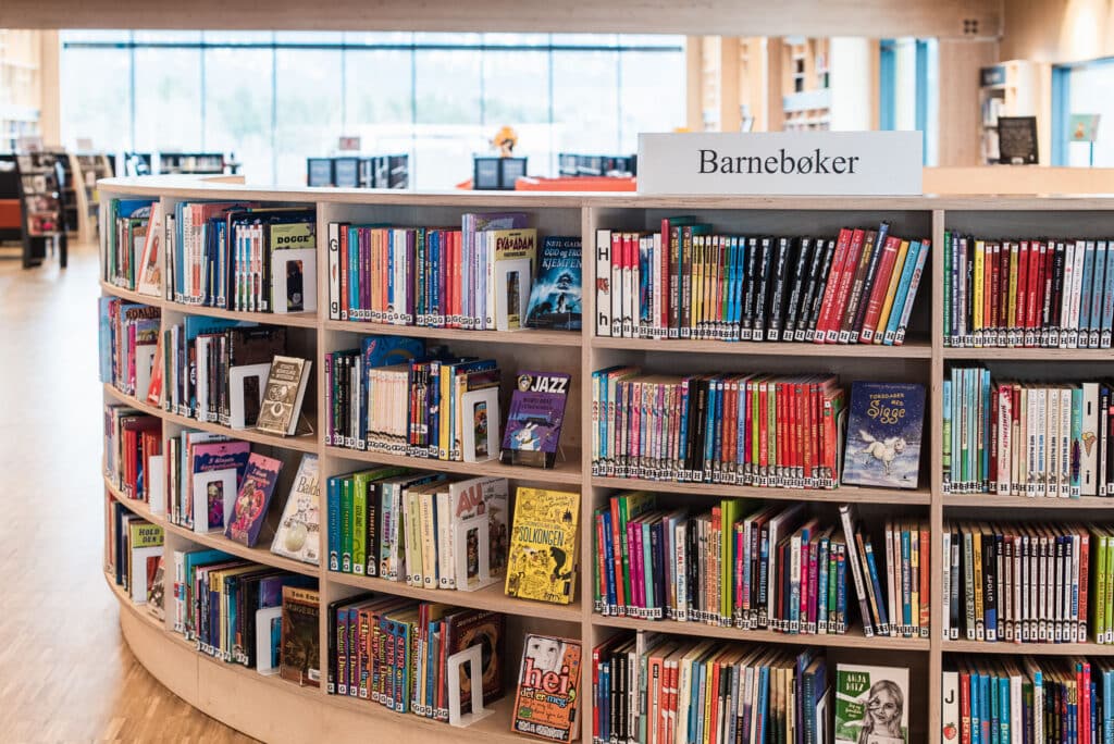 Hylle med barnebøker på Nittedal bibliotek