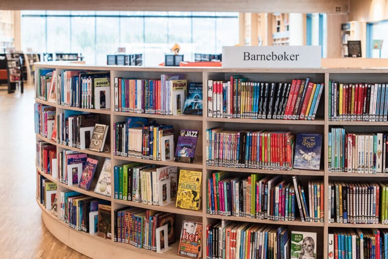 Hylle med barnebøker på Nittedal bibliotek