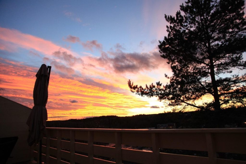 Bilde av utsikt og solnedgang fra en veranda på Holmlia
