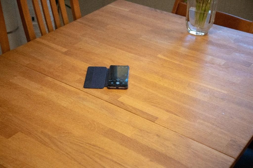 Bilde av en mobil midt på et bord