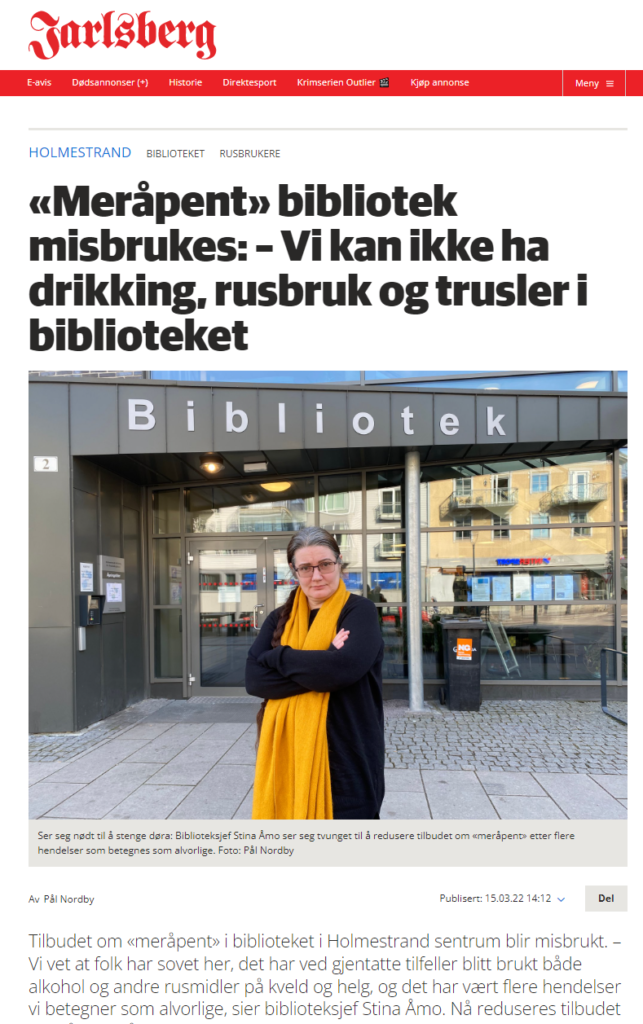 Skjermbilde av avisartikkel fra Jarlsberg Avis 15.3. 2022 av biblioteksjef, Stina Åmo foran Holmestrand bibliotek, med overskriften "Meråpent" bibliotek misbrukes