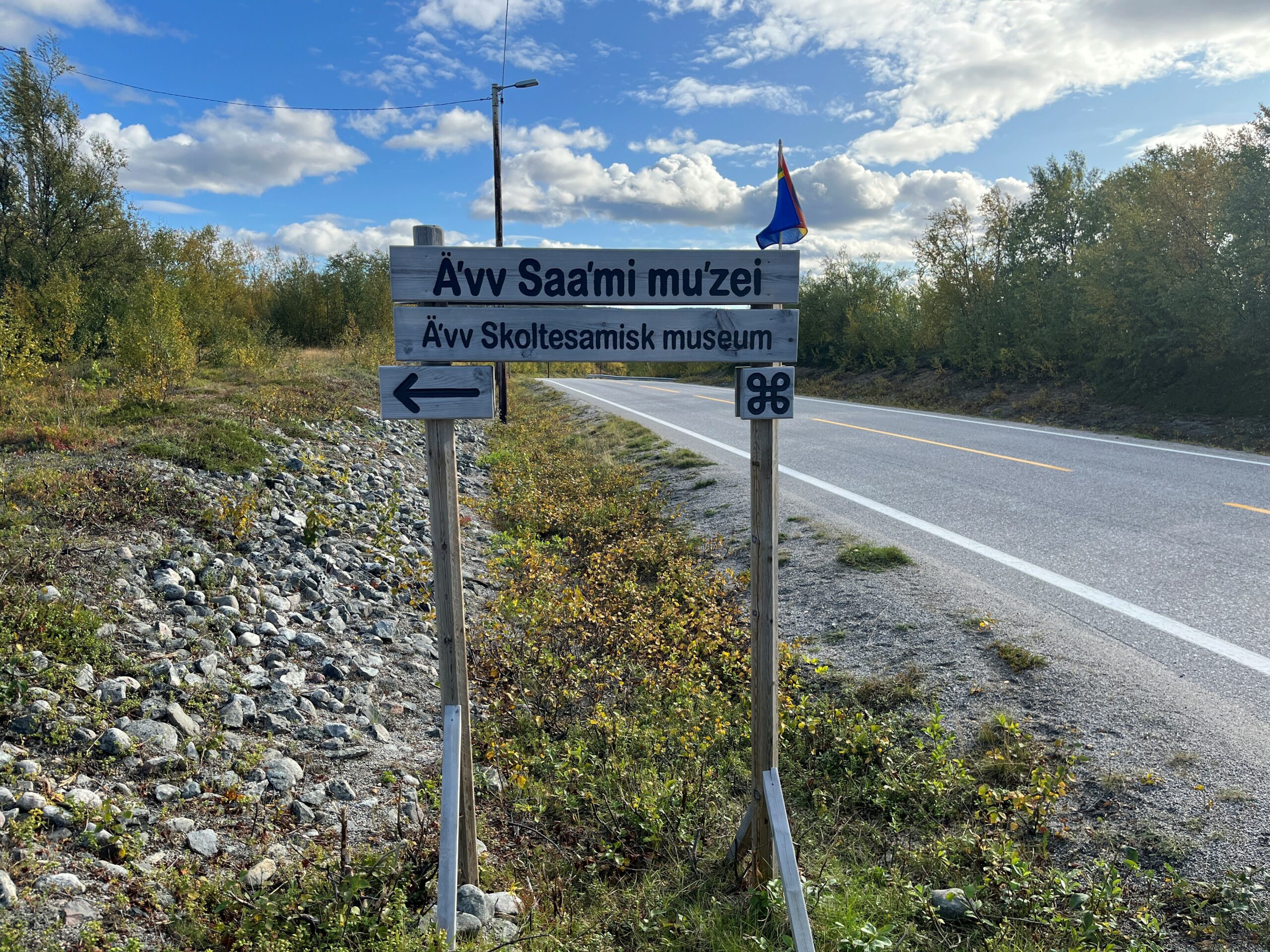 Skilt til Ä'vv skoltesamisk museum