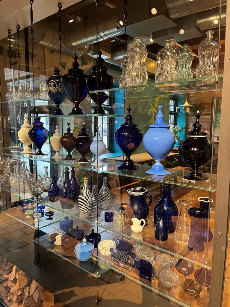 Utstilling med ulike glassproduksjoner fra Gjøvigs Glasværk