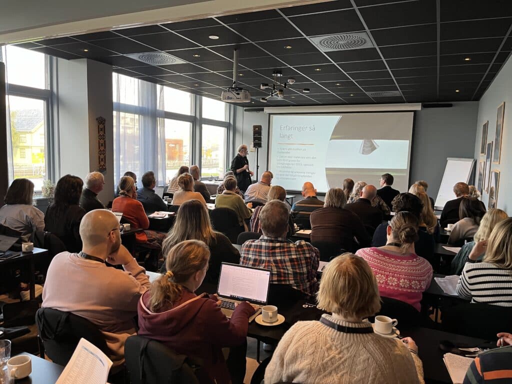 Publikum på foredrag sett bakfra