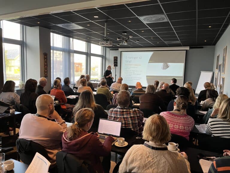 Publikum på foredrag sett bakfra