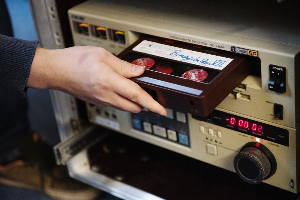 Videokassett setter inn i videospiller