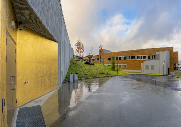 Eksteriør NB Rana, gullvegg utenfor magasinet