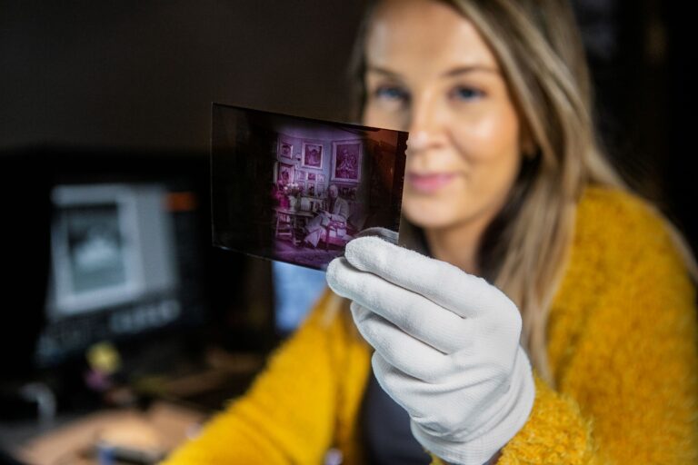 Kvinne holder opp et fotonegativ