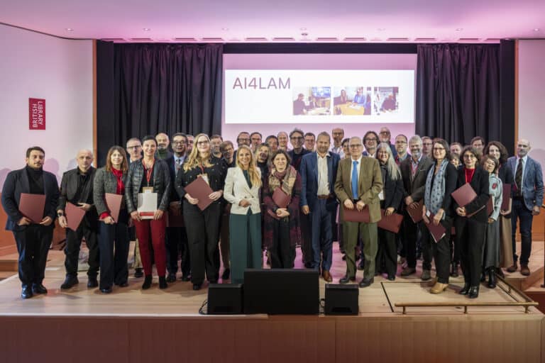 Representanter fra medlemsorganisasjonene står samlet på en scene