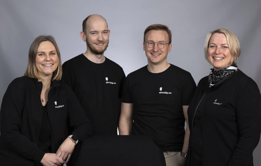 studioportrett av Team Kulturarv som består av to menn og to kvinner