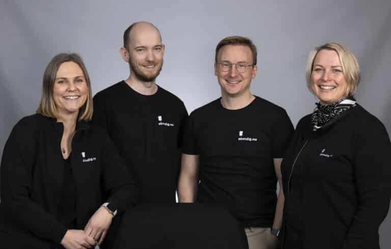 studioportrett av Team Kulturarv som består av to menn og to kvinner