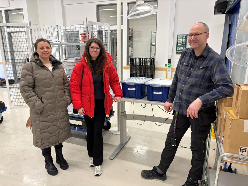 Tre mennesker foran to plastkasser med lydmateriale