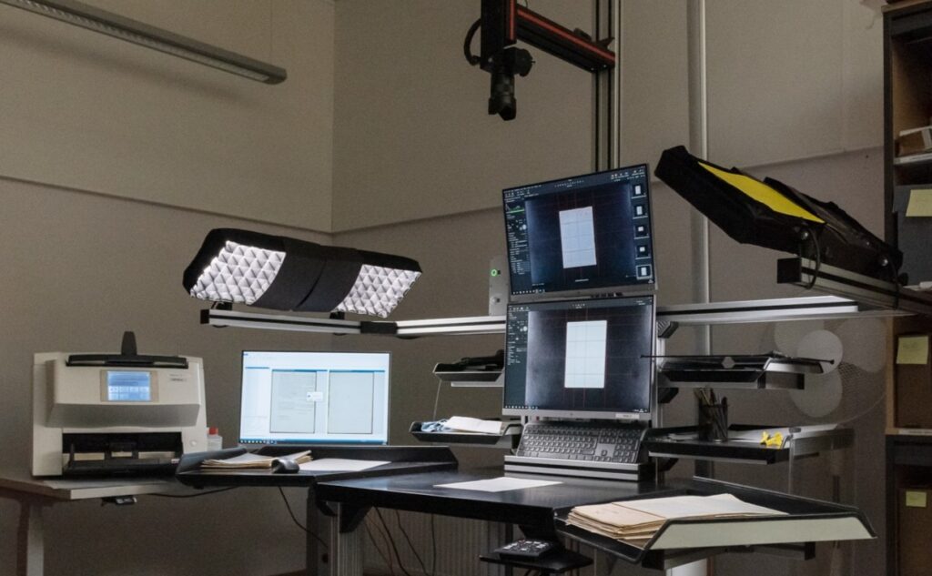 Digitaliseringsrigg med skjermer og kamera