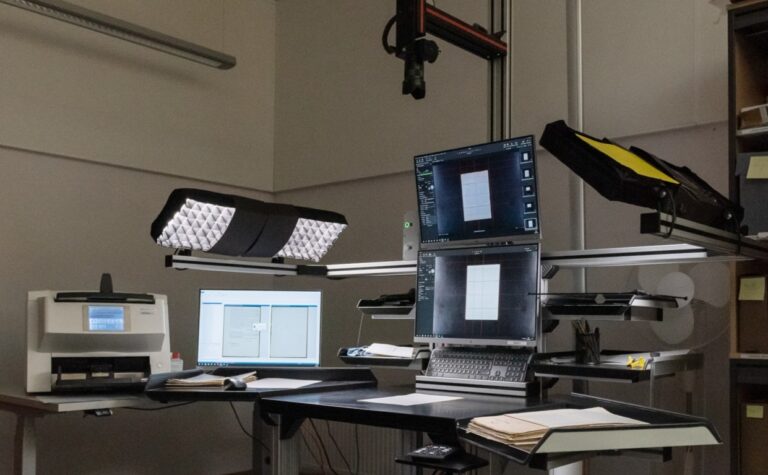 Digitaliseringsrigg med skjermer og kamera