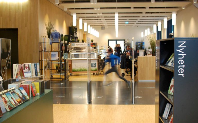 
Enkle tiltak i form av grøne element vil gjere at brukarar vil vere snillare og meir hjelpsame. Prosjekt: Stormen, Bodø, Arkitekt: DRDH Architects, Stad: Bodø, Norge, Ferdigstilt: 2014: Fotograf: Aga Skorupka.