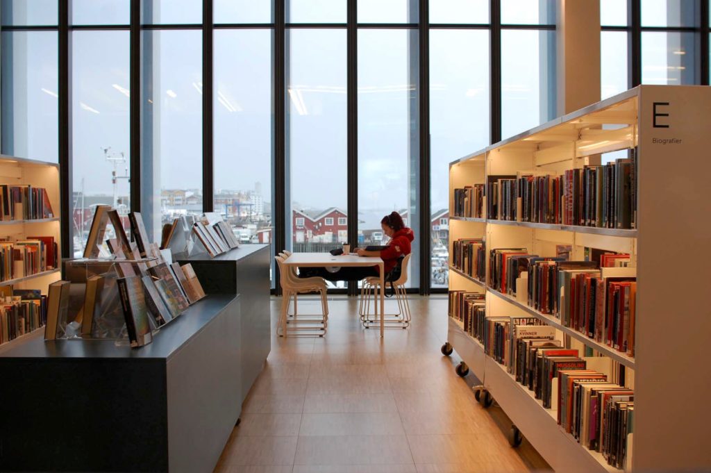 Visuell tilgang til inngangen kan auke sikkerheit. Prosjekt: Stormen, Bodø, Arkitekt: DRDH Architects, Stad: Bodø, Norge, Ferdigstilt: 2014, Fotograf: Aga Skorupka