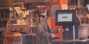 bruker ved låneautomat