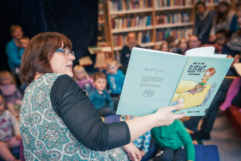 Bibliotekar leser høyt for barn ved Førde bibliotek. Foto: Lene Neverdal