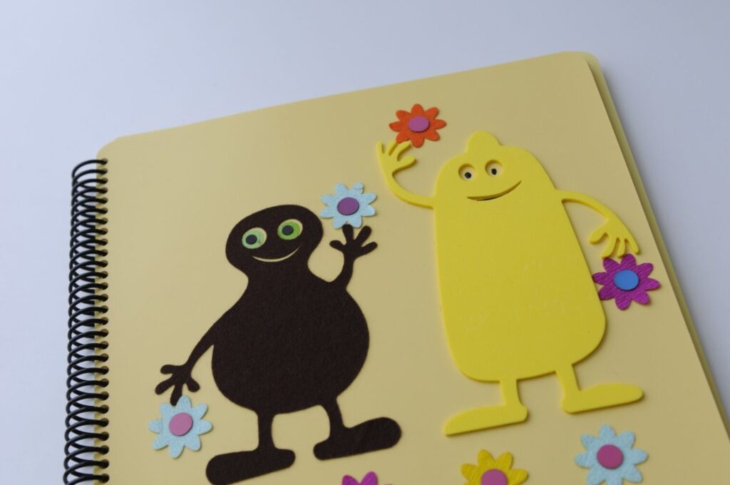 Taktil illustrasjon fra boka "Bursdag hos Babblarna", som viser de to figurene Babba og Bibbi.