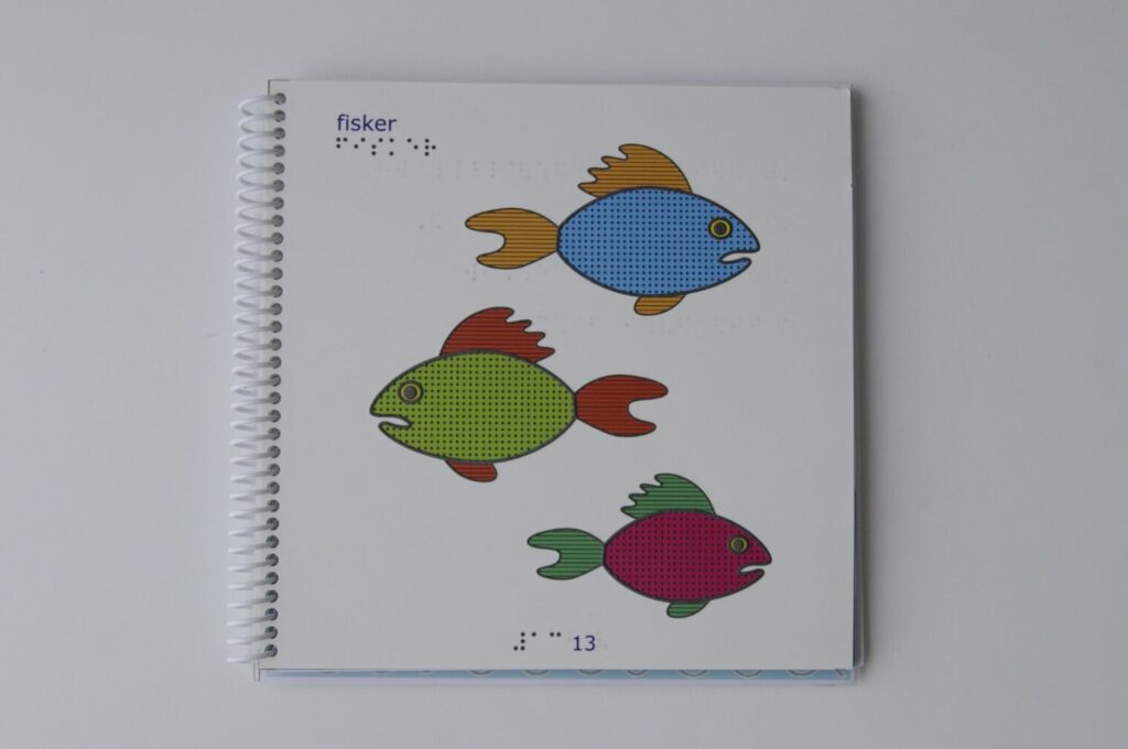 Taktil illustrasjon av tre fisker fra boka "Ingrid og Ivar i svømmehallen".