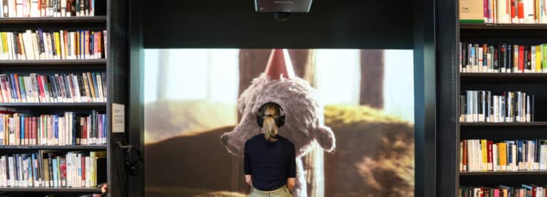 Jente spiller på storskjer i biblioteket. Foto: Jørn Grønlund