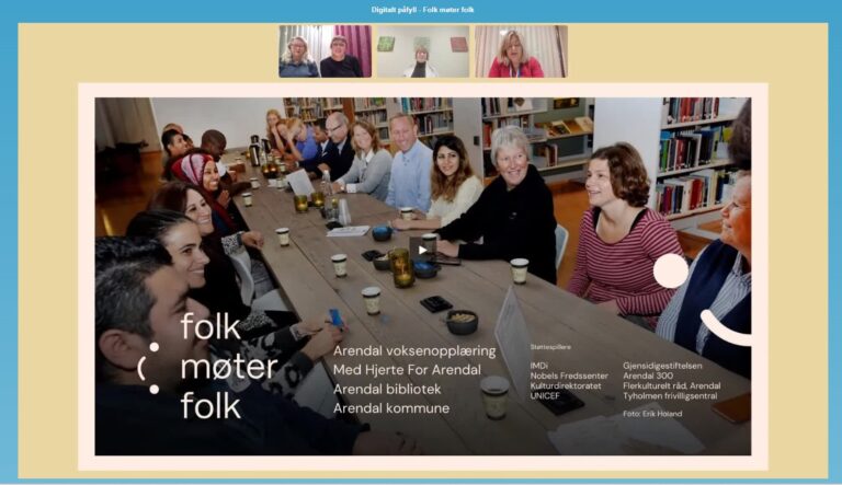 Skjermdump demioopptak digitalt påfyll. Slide av Folk som sitter rundt et bord. Tre små ruter med personer som presenterer innholdet øverst i bildet