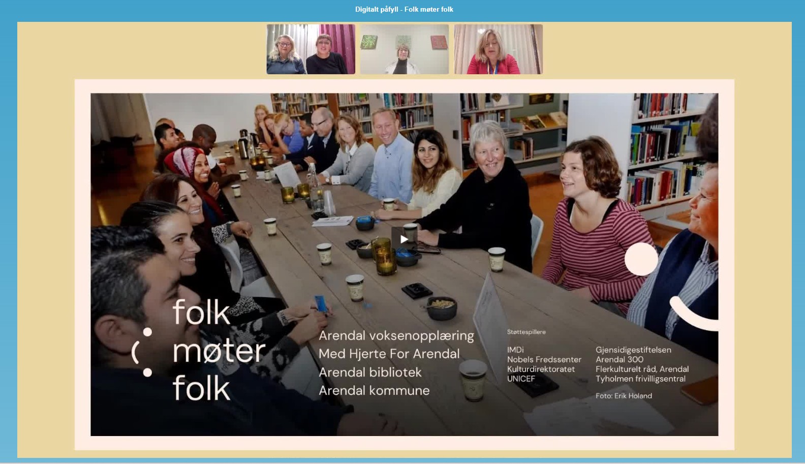 Skjermdump demioopptak digitalt påfyll. Slide av Folk som sitter rundt et bord. Tre små ruter med personer som presenterer innholdet øverst i bildet