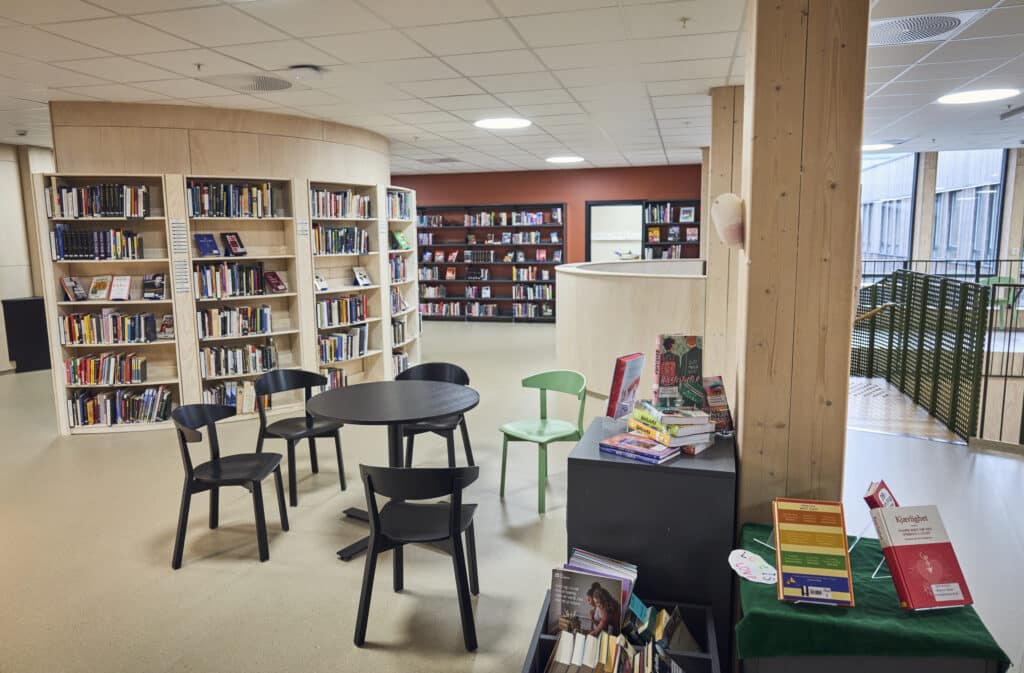 Bilde av bibliotekrommet til Førde vgs