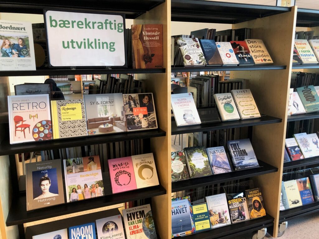 bokhylle med utstilling av bøker innen emnet bærekraftig utvikling
