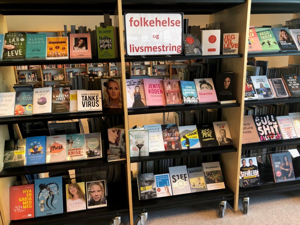 hyller med tydelig merking av tema